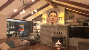 Smart TV, chimenea y estéreo 