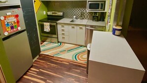 A compact kitchen with a refrigerator, microwave, stove, and sink. - PROMO 5% WEEKLY AND 10% MONTHLY
Fun 2 bedroon/2 bath condo steps from the slopes (Durango)