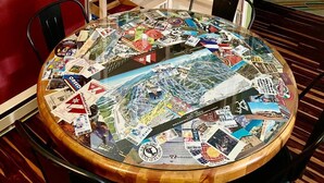 A round table covered with travel photos and postcards, surrounded by chairs, with a bookshelf and a decorative lamp in the background. - PROMO 5% WEEKLY AND 10% MONTHLY
Fun 2 bedroon/2 bath condo steps from the slopes (Durango)