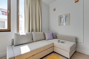 Comfort-Apartment | Wohnzimmer | 49-Zoll-LCD-Fernseher mit Kabelempfang, Fernseher