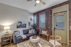 TV, offices - Hidden-Gem 2B Townhouse in Historic Springfield (Jacksonville)