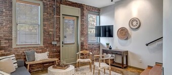 Hidden-Gem 2B Townhouse in Historic Springfield