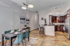 Fridge, microwave, oven, stovetop - Hidden-Gem 2B Townhouse in Historic Springfield (Jacksonville)
