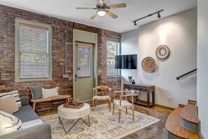 TV, offices - Hidden-Gem 2B Townhouse in Historic Springfield (Jacksonville)