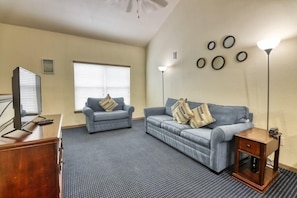 Condo, 1 cama King (Zacharias' Runaway Beach Condo) | Sala de estar