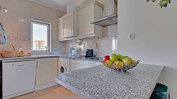 Refrigerador, microondas, horno y lavavajillas