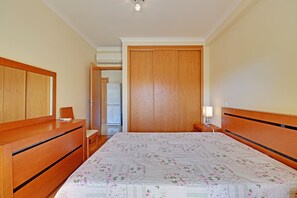 Tabla de planchar con plancha, wifi gratis y ropa de cama 