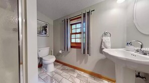 Tina con regadera, secadora de cabello, toallas, jabón 