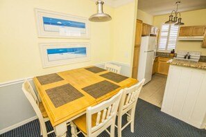 Appartamento, letti multipli (Anthony's Runaway Beach Condo) | Cucina privata