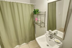 Appartement, Meerdere bedden (Gerald's Club Cortile Condo) | Badkamer