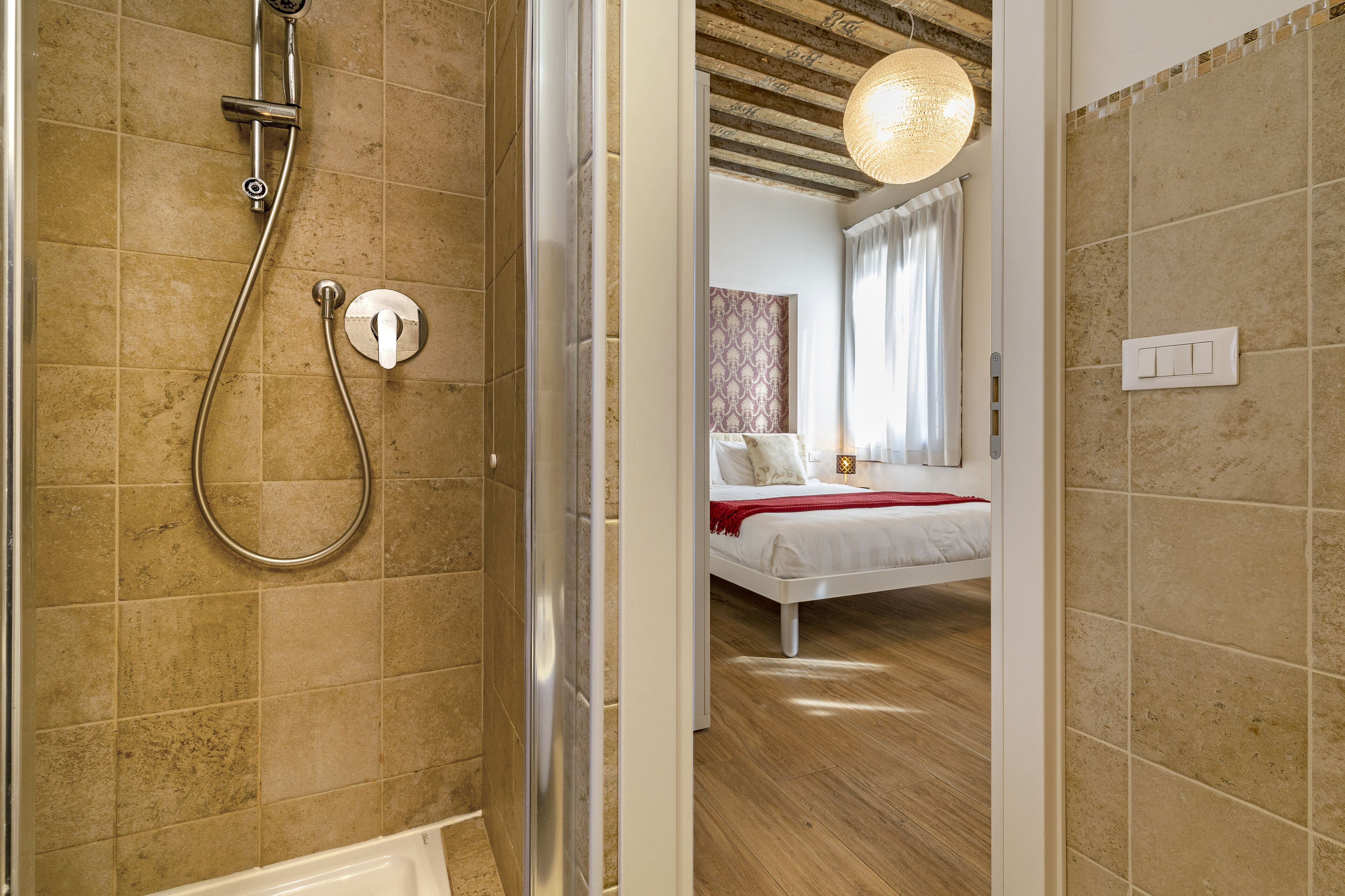 Douche, séchoir à cheveux, bidet, serviettes fournies