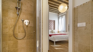 A bathroom with a shower, a toilet, and a sink. - Ca' dell'Arciere - Superior Apartment in the Heart of Venice (Venezia)