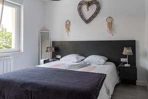 2 bedrooms, iron/ironing board, free WiFi, bed sheets