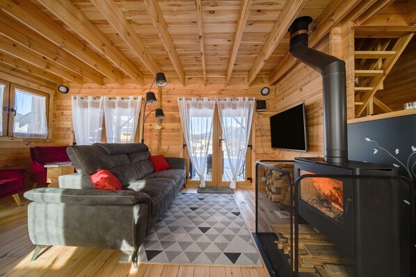 TV, fireplace - Chalet L'Abitiz - Three Bedroom Chalet, Sleeps 10 (Puyvalador)