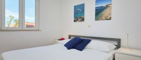 2 quartos, ferros/tábuas de passar roupa, roupa de cama