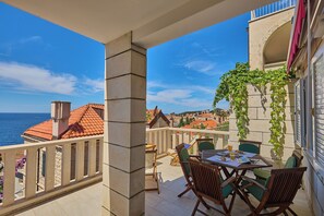 Unclassified image, 2 of 23, button