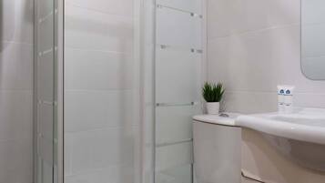 Dusche, Haartrockner, Handtücher, Shampoo