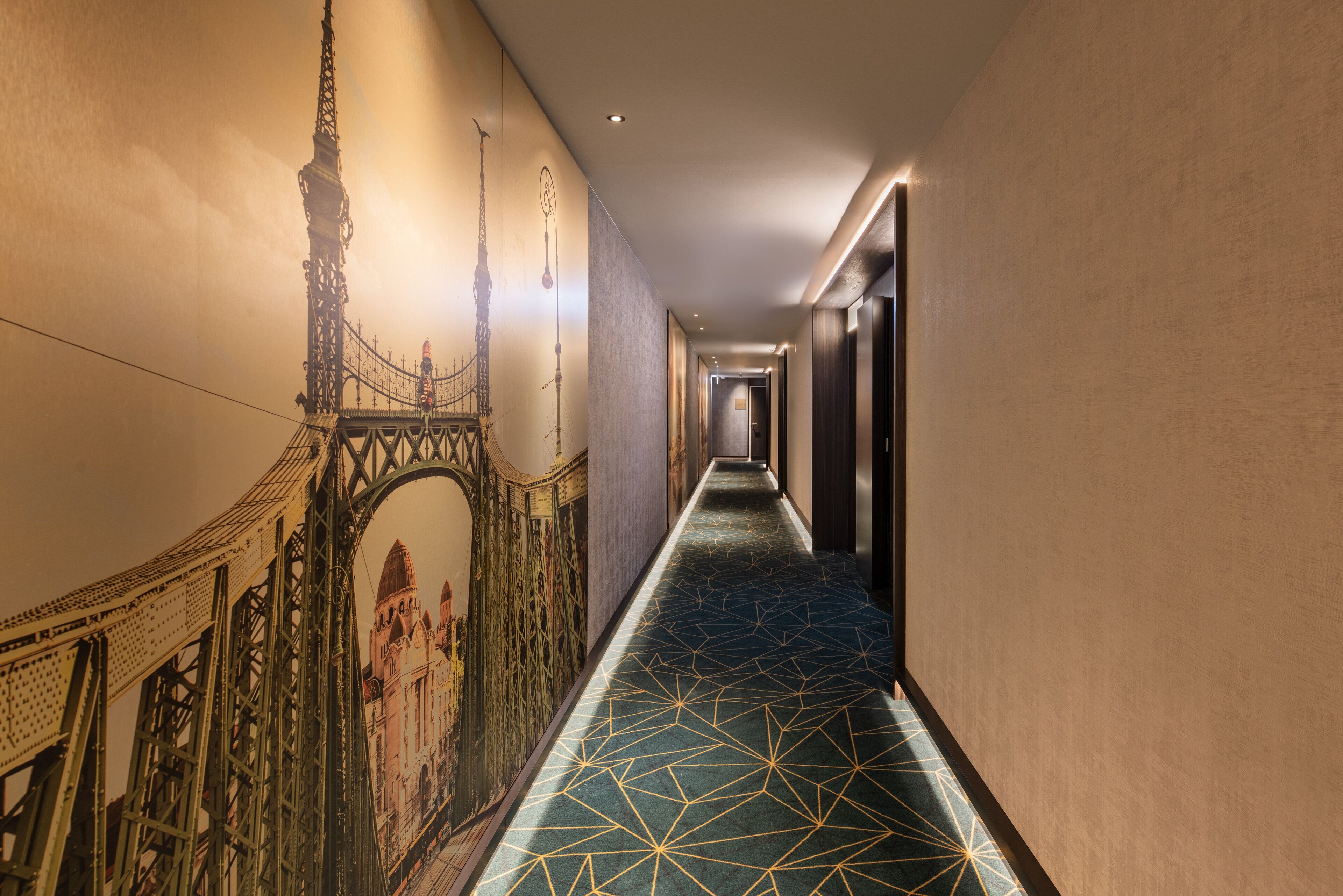 deluxe double room | down duvets, minibar, in-room safe, desk