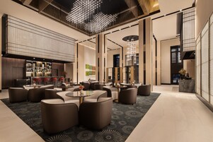 Ropa de cama hipoalergénica, edredones de plumas, minibar y caja fuerte