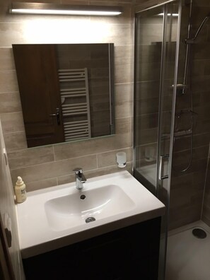 Combined shower/bathtub - A bit of Alpine heaven with stunning views! (Les Allues)
