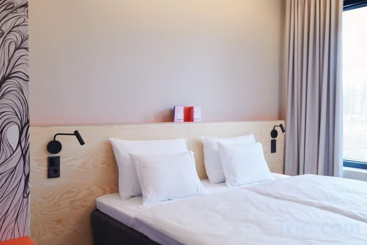 Luxe beddengoed, een bureau, een laptopwerkplek