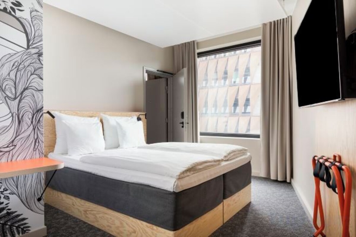 Luxe beddengoed, een bureau, een laptopwerkplek