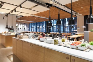 Frokostbuffé hver dag (EUR 13.5 per person)