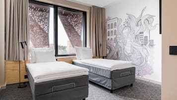 Twin kamer, toegankelijk voor mindervaliden | Luxe beddengoed, een bureau, een laptopwerkplek