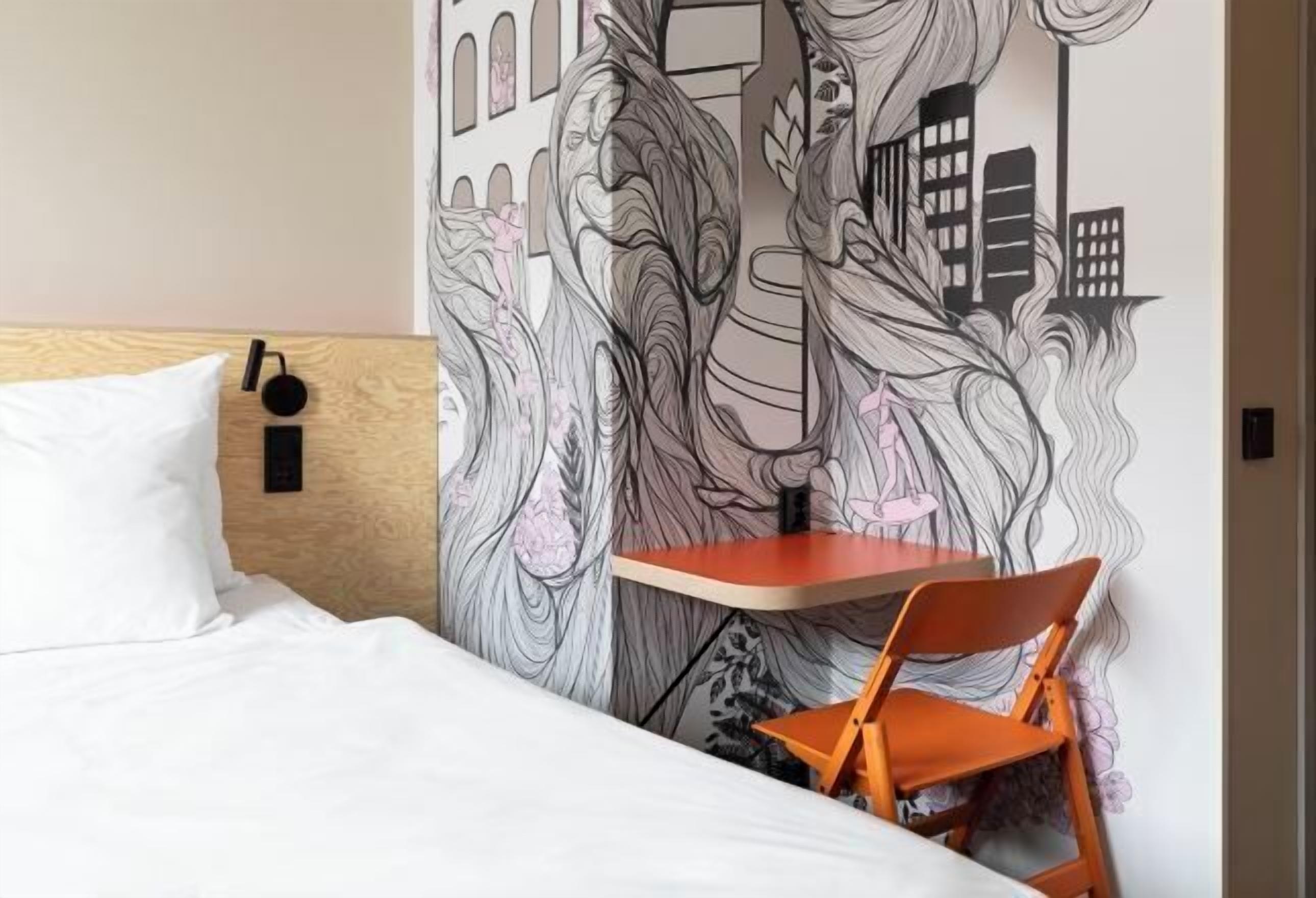 高档床上用品、办公桌、笔记本电脑工作区、遮光窗帘