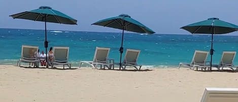 Plage à proximité, chaise longue, serviettes de plage