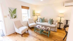 A living room with a sofa, two armchairs, a coffee table, and two lamps. - Historical Hotel, Main Street Blowing Rock (Blowing Rock)