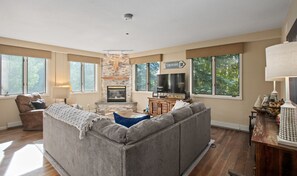 TV, fireplace - Balcony over Burgess Creek - Walk to Gondola Square - Hot Tub, Pool (Steamboat Springs)