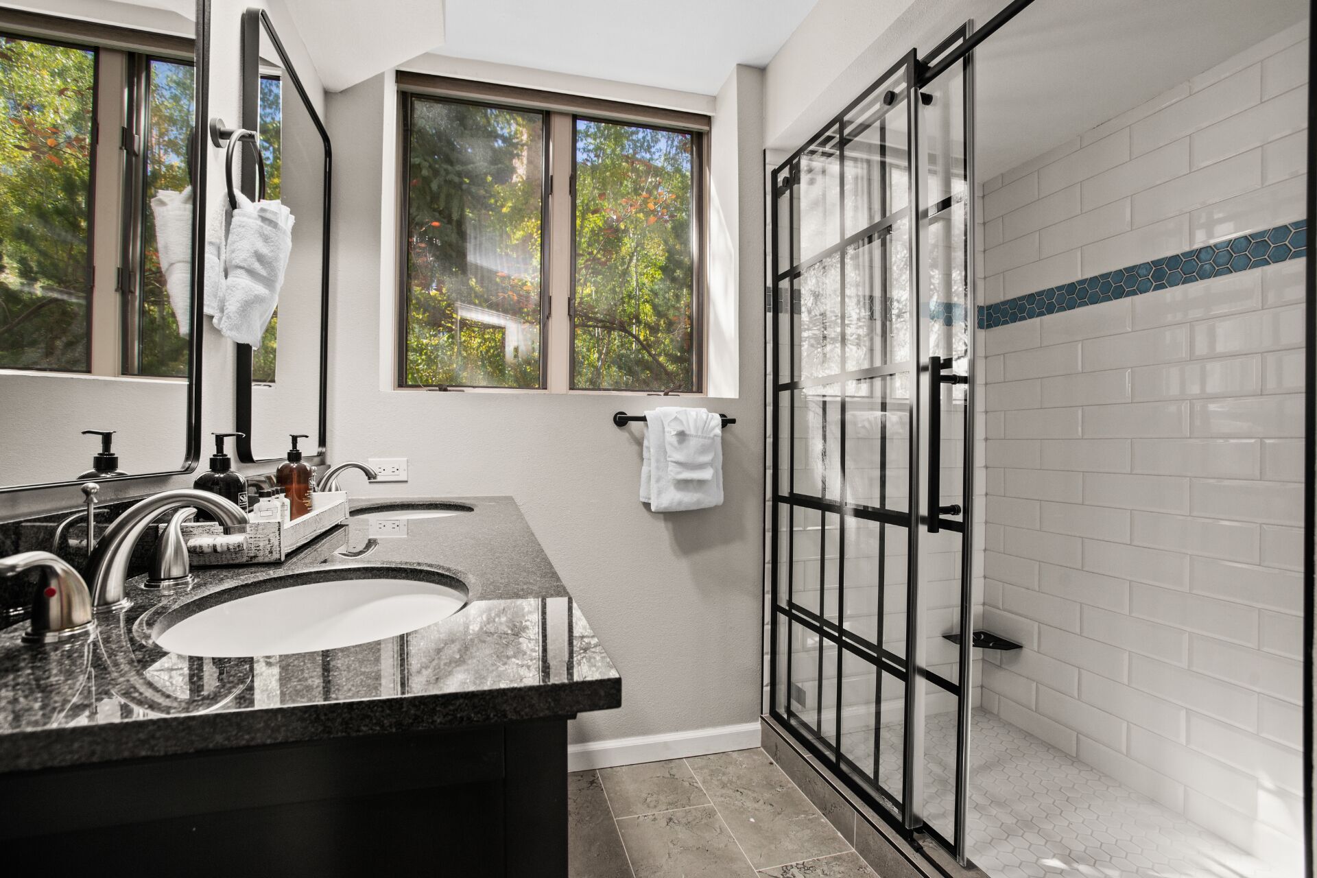 Combined shower/bathtub, hair dryer, towels