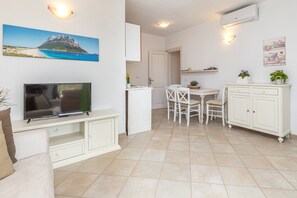 Family Apartment, Multiple Bedrooms (Domos Pintadas Apt. 4 Porto Rotondo) | Living room | 21-inch TV with cable channels - Domos Pintadas Apt. 4 Porto Rotondo (Olbia)