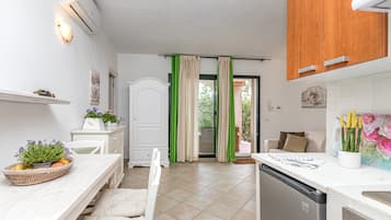 Family Apartment, 1 Bedroom (Domos Pintadas Apt. 4 Porto Rotondo) | Dapur kecil peribadi | Peti sejuk, ketuhar, dapur, cerek elektrik