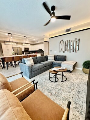 Smart TV - 303_To Infinity & the Ocean Breeze Apartment (Kissimmee)