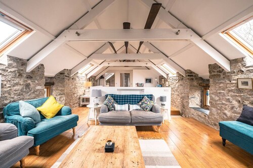 The Granary · Stunning Converted Granary in Heart of St Davids