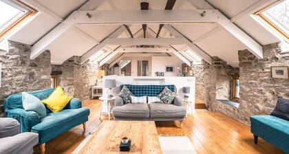 The Granary · Stunning Converted Granary in Heart of St Davids