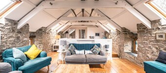 The Granary · Stunning Converted Granary in Heart of St Davids