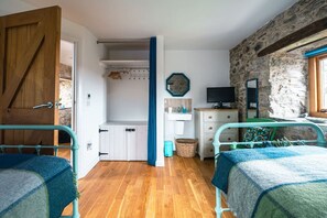 3 bedrooms, desk, iron/ironing board, travel crib