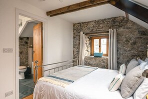 3 bedrooms, desk, iron/ironing board, travel cot - The Granary · Stunning Converted Granary in Heart of St Davids (St Davids)