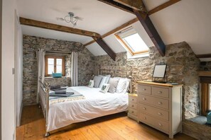 3 chambres, bureau, fer et planche à repasser, lit parapluie