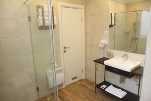 Shower, free toiletries, hair dryer, towels - Garni Hotel Dum (Belgrade)