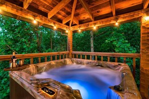 Outdoor spa tub - Free Dollywood Tix/VIEWS/Couples Cabin/HotTub/ (Sevierville)