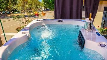 Exclusive Mobile Home, Hot Tub, Partial Sea View | Terrace/patio