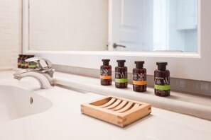 Dusche, Haartrockner, Handtücher, Seife