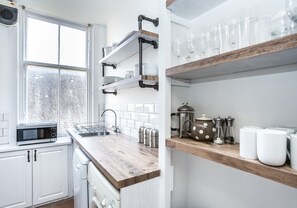 Jääkaappi, mikroaaltouuni, uuni, astianpesukone