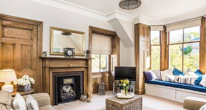 Charming and comfortable apartment, centrally located with easy parking access. Sleeps 4