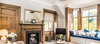 Charming and comfortable apartment, centrally located with easy parking access. Sleeps 4