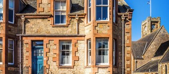 Charming and comfortable apartment, centrally located with easy parking access.  Sleeps 4